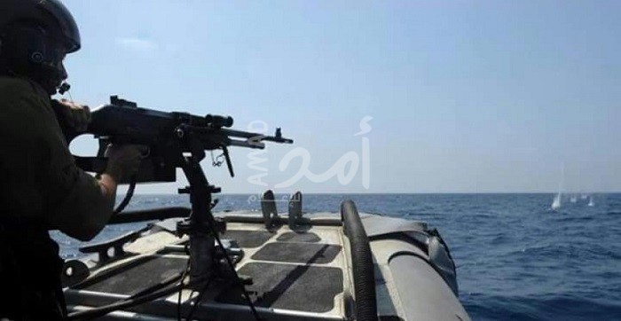 زوارق الاحتلال تطلق النار وقنابل الإنارة قبالة شواطئ بحر شمال غزة