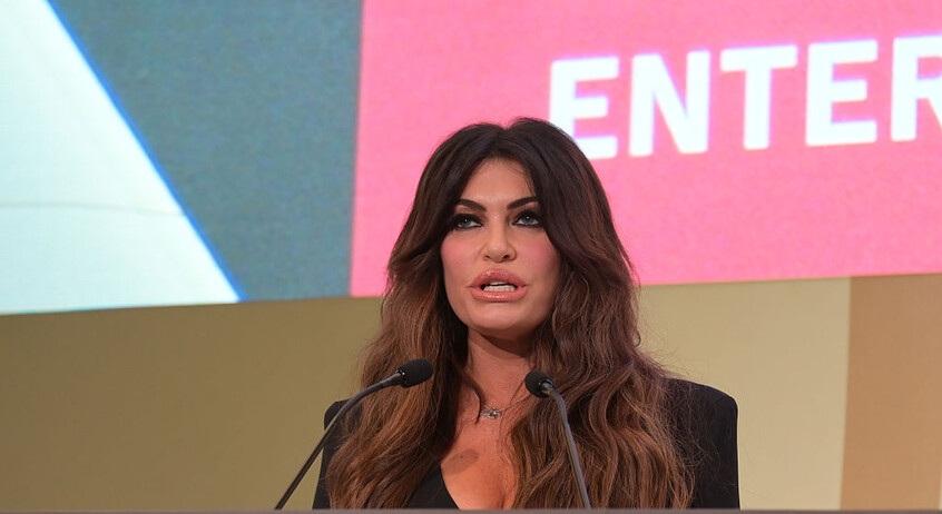 فضيحة مراسلات السفيرة الأمريكية في اليونان تهددها بالإقالة
