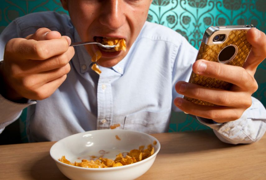 متلازمة تجعلك لا تتحمل صوت مضغ الطعام