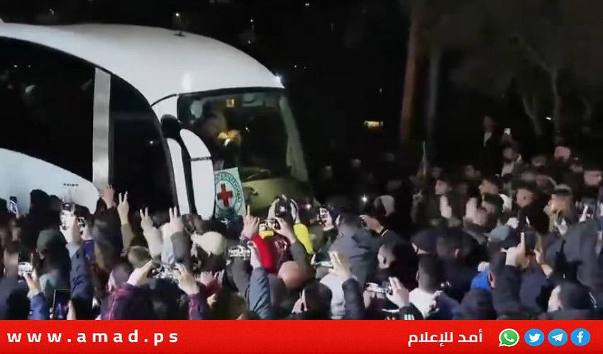 فرانس برس: فلسطينيون بعد الإفراج عنهم.. من سجن الى منفى