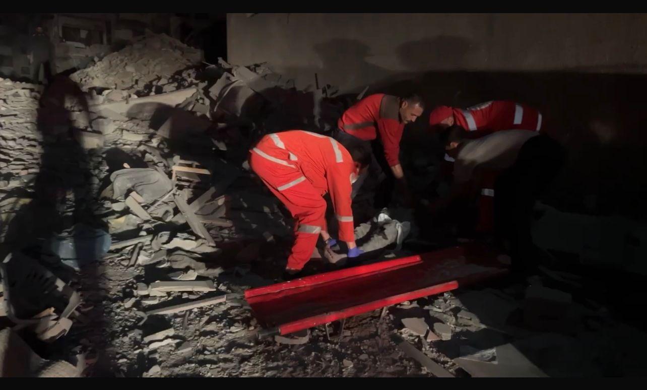 إصابة 3 مواطنين في غارة إسرائيلية استهدفت حي التفاح شمال شرقي غزة- فيديو