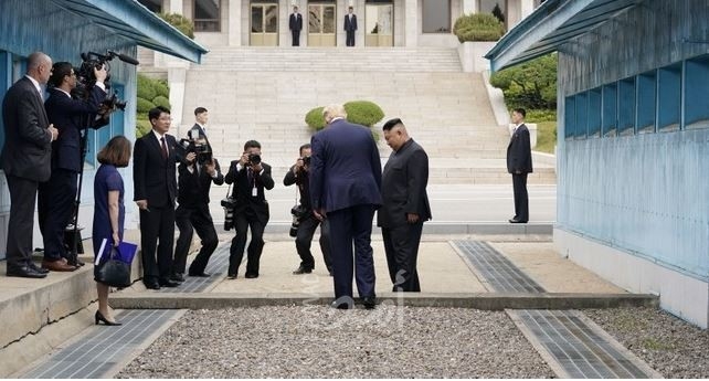 ترامب ورئيس كوريا الجنوبية في المنطقة منزوعة السلاح