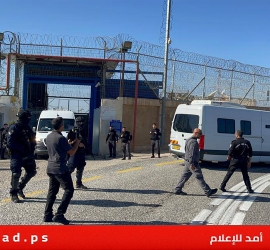استحداث إجراءات مهينة بسجن عوفر خلال لقاء الأسرى بمحاميهم
