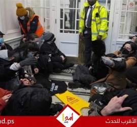 المتظاهرون المؤيدون للفلسطينيين يحتلون مبنى الحكومة البريطانية