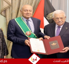 عباس يقلد أحمد أبو الغيط أمين عام جامعة الدول العربية الوشاح الأكبر من وسام دولة فلسطين