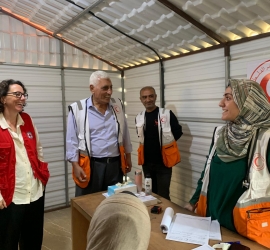 مسؤولة العمليات في جنيف ومدير بعثة الصليب الأحمر يزوران مرافق الهلال الأحمر بغزة