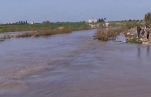 سلطات الاحتلال تفتح سدود المياه وتغرق أراضٍ زراعية شرق غزة
