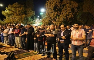 عشرات الآلاف يؤدون صلاتي "العشاء" و"التراويح" في المسجد الأقصى