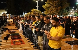 الآلاف يؤدون صلاة "التراويح" في رحاب المسجد الأقصى