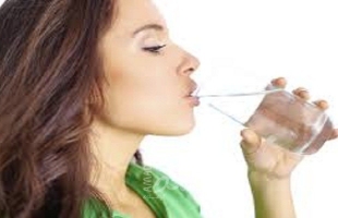 (5) عادات خاطئة تجنبها عند شرب الماء!!
