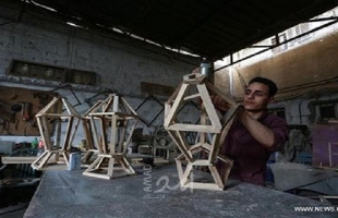 خاص - بالصور... نجار من غزة يحول "المشاطيح" إلى تحف فنية