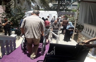 توزيع أدوات مساعدة وأجهزة طبية على مئات المعاقين بغزة