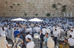 بدعوة من جماعات "الهيكل".. آلاف المستوطنين يقتحمون "حائط البراق" بمدينة القدس