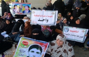 المئات يعتصمون أمام مؤسسة أسر الشهداء بغزة للمطالبة بصرف رواتبهم