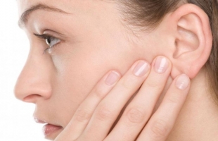 5 أسباب لظهور رائحة الأذن الكريهة