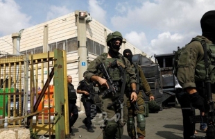 جنود الاحتلال يعتدون على المواطنين في "حارة جابر" بالخليل -فيديو
