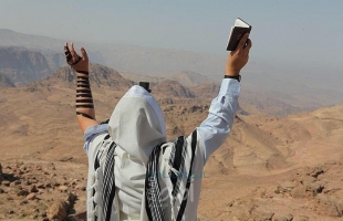 سياح يهود يؤدون طقوس تلمودية في "البتراء الأردنية" والسلطات تغلق مقام النبي هارون (صور)