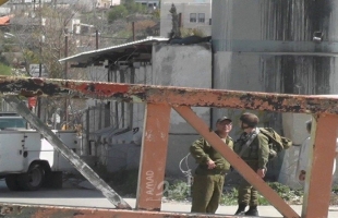قوات الاحتلال تغلق مدخل بيت أمر ببوابة حديدية