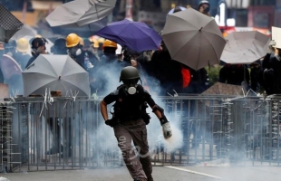 عمليات التعطيل تشل هونغ كونغ واصابة متظاهر بالرصاص الحي