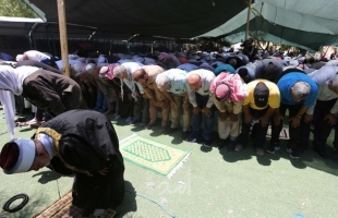 العشرات يؤدون صلاة "الجمعة" في خيمة الاعتصام ببادية القدس (فيديو)