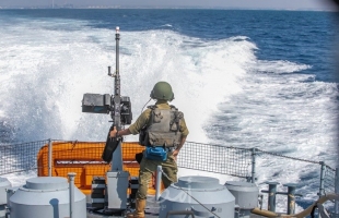 زوارق الاحتلال تهاجم مراكب الصيادين قبالة بحر بيت لاهيا