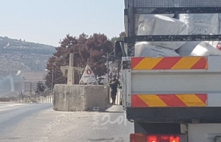 بالصور.. قوات الاحتلال تنصب حواجز وتفتش المركبات في نابلس