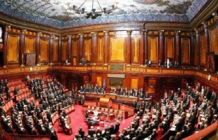 إيطاليا تشهد فراغ سياسي وسط فوضى بالبرلمان