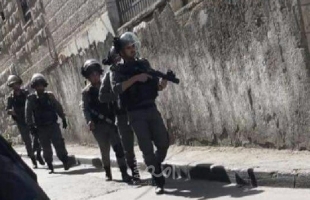 قوات الاحتلال تعتقل "فتى" بعد مداهمة منزله بالقدس