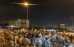 بيروت: متظاهرون يحاولون اقتحام قصر بعبدا.. والجيش يمنعهم - فيديو