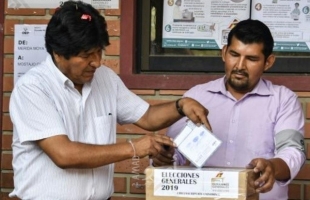 بوليفيا: موراليس يتصدر الانتخابات الرئاسية لكنه مضطر لخوض جولة ثانية غير مسبوقة