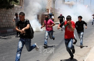 الخليل: قوات الاحتلال تقمع مسيرة وتمنع المواطنين من أداء الصلاة في قرية صوريف