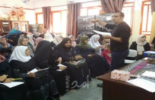 غزة: معلم يجتمع بأمهات الطلبة لشرح منهاج الرياضيات لهم