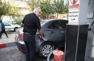 برلمان إيران يعد مشروعاً لاستجواب وزير النفط على خلفية رفع سعر البنزين