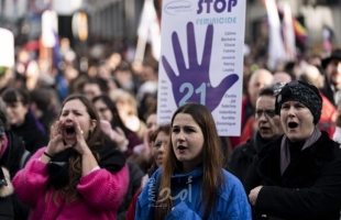 بروكسل: آلاف المتظاهرين يشاركون في تجمع لمناهضة العنف ضد المرأة