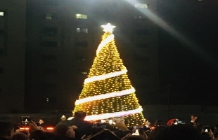 بمشاركة سياسية - اجتماعية واسعة.. إضاءة شجرة عيد الميلاد المجيد بغزة (صور وفيديو)