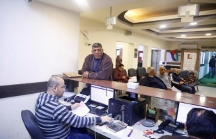 قلقيلية: اقبال المواطنين على مركز خدمة الجمهور للاستفادة من برنامج الخصومات