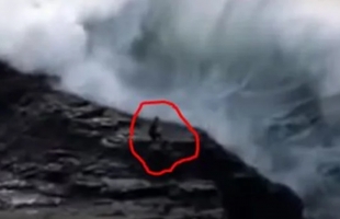 بالفيديو .. لحظة ابتلاع الأمواج لرجل وقف على صخرة