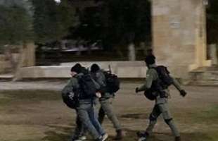 بالفيديو.. القدس: قوات الاحتلال تعتدي على المصلين في الأقصى وتعتقل خمسة شبان وفتاة