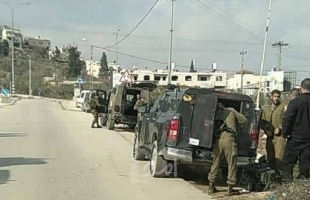 الخليل: جيش الاحتلال يصادر آلات خراطة ويفتش عدة منازل