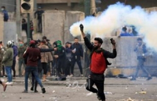 العراق: مقتل متظاهر وإصابة آخر أثناء تفريق مظاهرة أمام جامعة العين بالناصرية