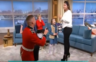 بالفيديو .. جندي بريطاني يقتحم استديو هواء من أجل حبيبته