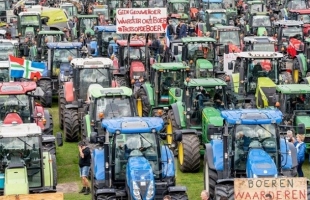 مزارعون ينظمون مظاهرة بالجرارات ضد سياسات الحكومة الهولندية