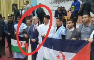 صورة سفير فلسطين بالجزائر مع "علم البوليساريو" تزعج المغاربة ..وتبريرات بعدم المعرفة!