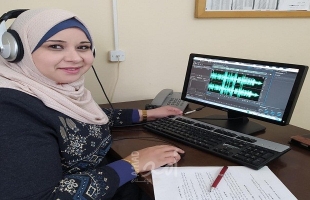 الإعلامية هناء الجاروشة من غزة تنتج مواد صوتية تعليمية - فيديو