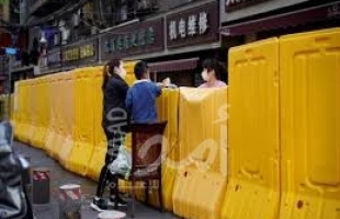 البيع والشراء في ووهان الصينية عبر جدران بلاستيكية