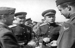 الدفاع الروسية تنشر صوراً فريدة لقادة النصر بالحرب العالمية الثانية لجنرالات أمريكيين وسوفيت