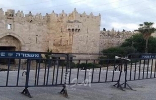 بالصور .. القدس: جيش الاحتلال يحيط أسوار المسجد الأقصى بالحواجز لمنع وصول المصلين