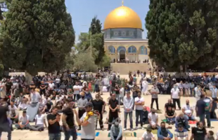عشرات الآلاف يؤدون صلاة الجمعة في المسجد الأقصى