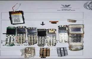 إعلام عبري: إدارة السجون تصادر 7 أجهزة خلوية من سجن عوفر