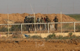 قوات الاحتلال تعتقل فلسطيني اجتاز السياج  الفاصل شمال غزة وتعيده